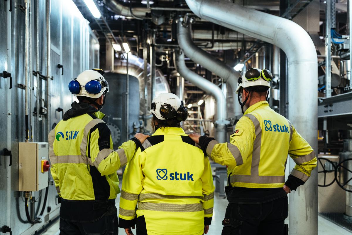 Kolme säteilyturvakeskuksen tarkastajaa valvomassa Olkiluodon ydinvoimalaitoksen kolmosyksikön ensimmäistä vuosihuoltoa laitospaikalla.