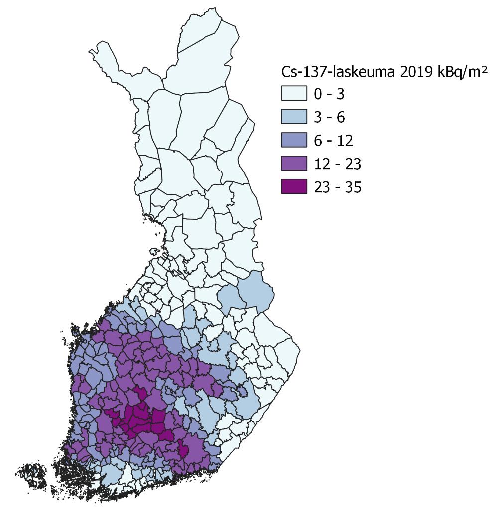 Arvio Cs-137-laskeuman suuruudesta vuonna 2019 nykyisen kuntajaon mukaisesti. Kuvassa Cs-137:n radioaktiivinen hajoaminen on otettu huomioon.