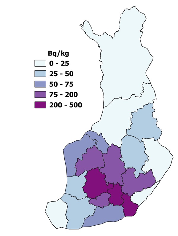 Karta över Finland där landskapen har olika färger utifrån medianen för koncentrationen av Cs-137; de mörkaste färgerna anger de högsta koncentrationerna i Kymmenedalen, Birkaland och Päijänne-Tavastland.