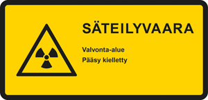 Esimerkki yhdistelmämerkistä, jossa on radioaktiivisen aineen tai ionisoivan säteilyn varoitusmerkki ja selittävä teksti