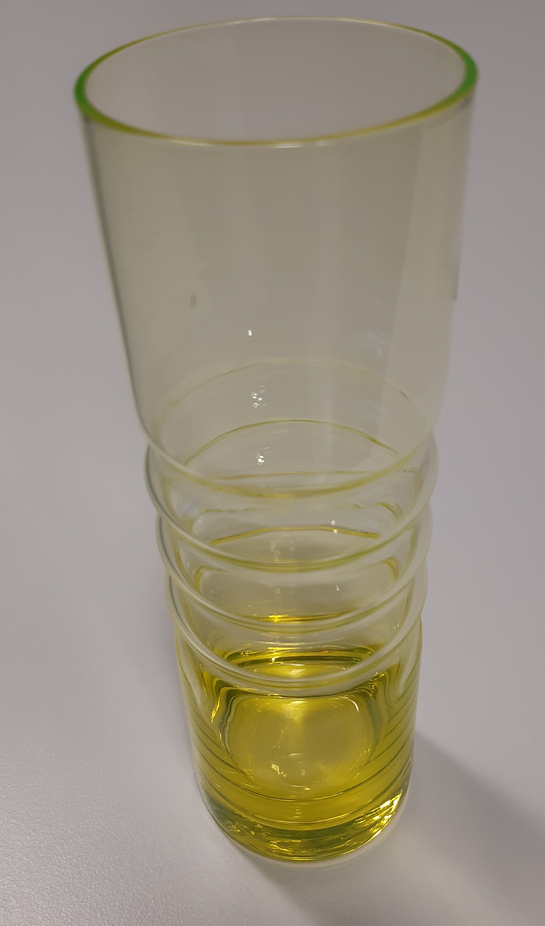 Suomessa 1960-luvulla tehty keramiikkalautanen, jonka pintaväri on saatu käyttämällä pinnoitteessa uraanipitoista suolaa. Lasimaljakon keltainen väri on peräisin uraanista. Uraanilasi hohtaa valaistuna UV-valolla.
